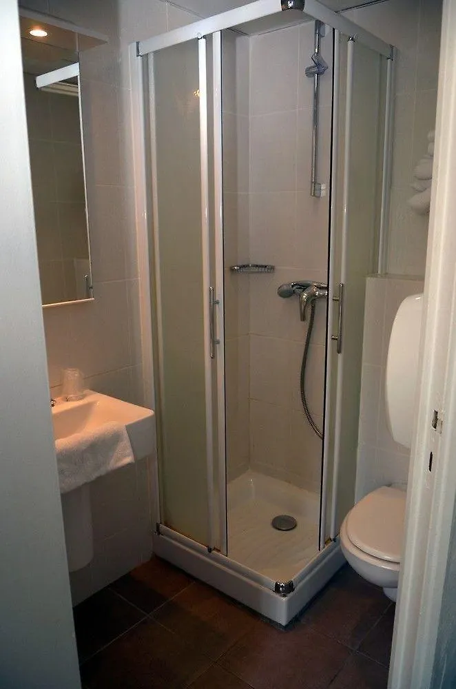 Hostel Ozz ניס